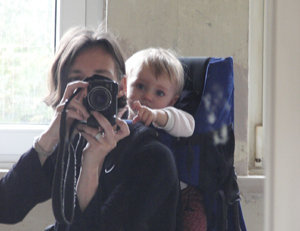 Architektin mit Tochter auf dem Rücken fotografiert